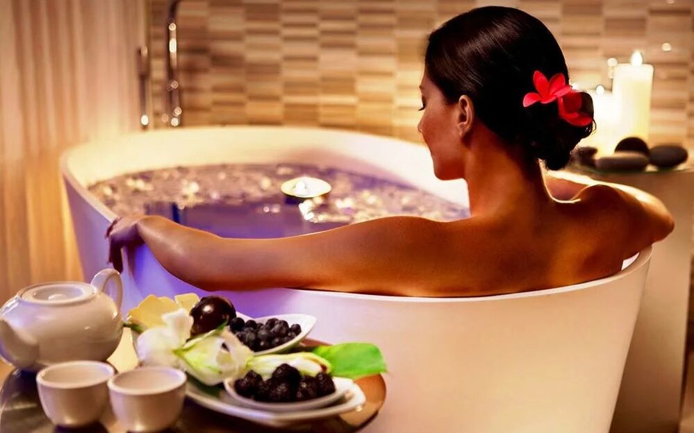 Badezimmer mit Salz und Kräutern