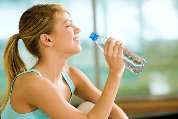 Bei einer Trinkdiät ersetzt Wasser die Nahrung.