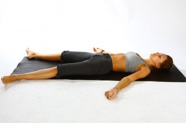 Yoga-Leichenpose zur Gewichtsreduktion